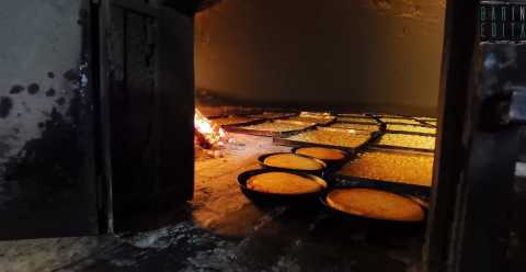  Il duecentesco Forno antico: quel luogo che da secoli cuoce a legna le "tidde" dei bitontini